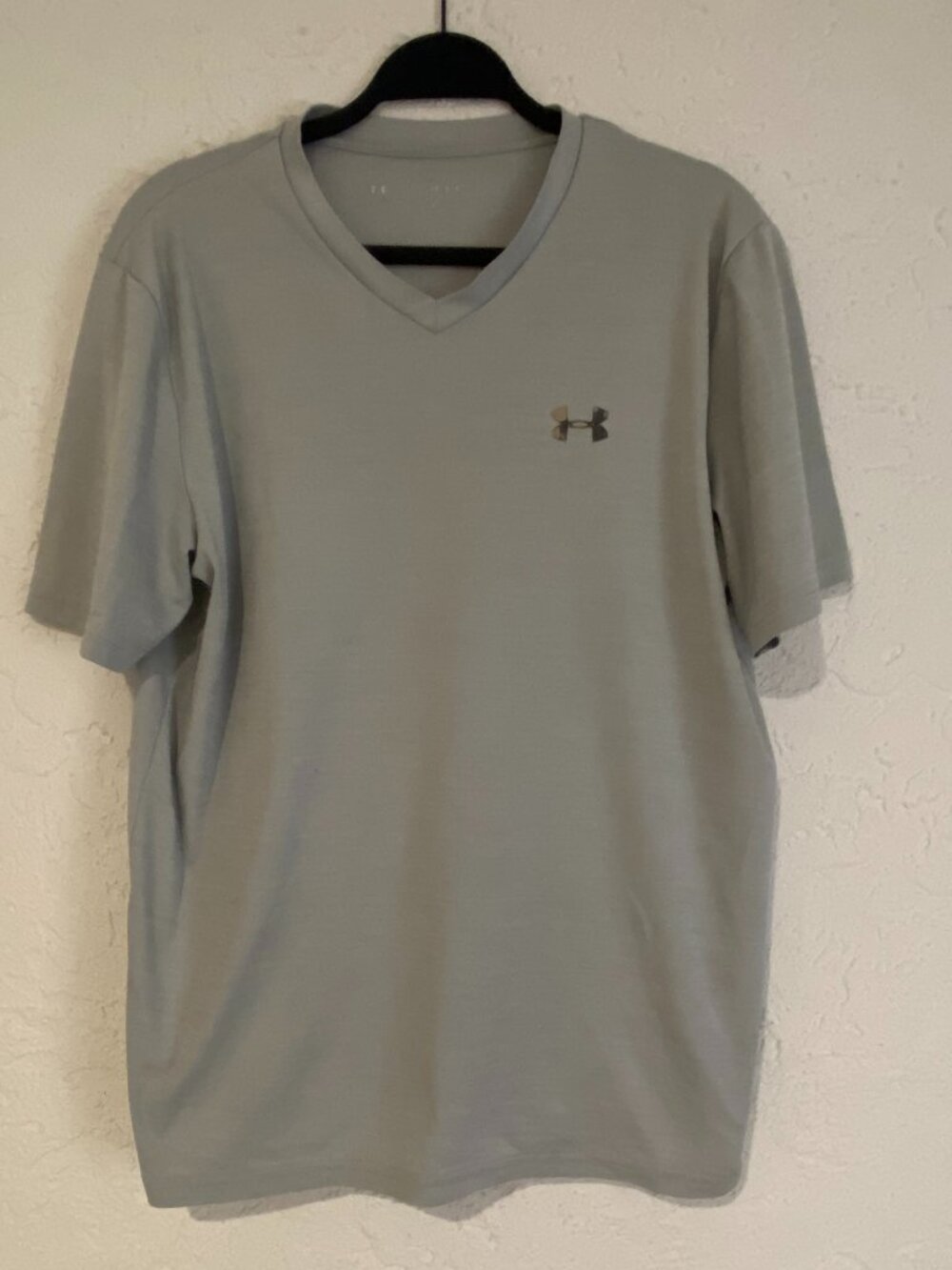 Under Armour Men’s Large HeatGear V-Neck Athletic T-Shirt Gray